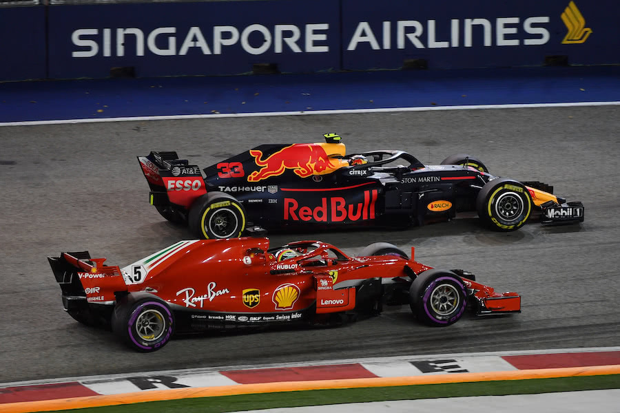 Red Bull Racing RB14 batttle during the Singapore GP at Singapore Street Circuit on September 16, 2018 in Singapore Street Circuit, Singapore.